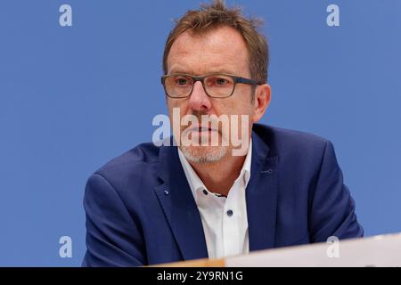 Gutachten Wasser in einer aufgeheizten Welt 2024-10-11 Deutschland, Berlin Bundespressekonferenz : die Bundesministerin für Umwelt, Naturschutz, nukleare Sicherheit und Verbraucherschutz, stellt das Gutachten Wasser in einer aufgeheizten Welt des Wissenschaftlichen Beirats der Bundesregierung globale Umweltveränderungen WBGU vor. IM Bild Professeur Dr-Ing Jörg E. Drewes, Lehrstuhl für Siedlungswasserwirtschaft tu München und Mitglied des WBGU. *** Rapport L'eau dans un monde chauffé 2024 10 11 Allemagne, Berlin Conférence de presse fédérale le Ministre fédéral de l'environnement, de la conservation de la nature, Nuclea Banque D'Images