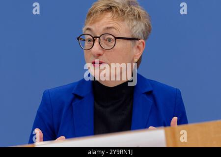 Gutachten Wasser in einer aufgeheizten Welt 2024-10-11 Deutschland, Berlin Bundespressekonferenz : die Bundesministerin für Umwelt, Naturschutz, nukleare Sicherheit und Verbraucherschutz, stellt das Gutachten Wasser in einer aufgeheizten Welt des Wissenschaftlichen Beirats der Bundesregierung globale Umweltveränderungen WBGU vor. IM Bild Professeur Dr Sabine Schlacke, Lehrstuhl für Öffentliches Recht Universität Greifswald und Co-Vorsitzende WBGU. *** Rapport L'eau dans un monde chauffé 2024 10 11 Allemagne, Berlin Conférence de presse fédérale le Ministre fédéral de l'environnement, de la conservation de la nature, NUC Banque D'Images