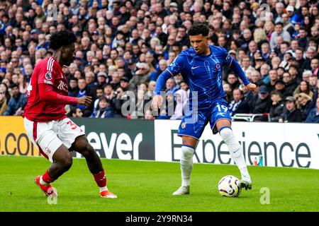 LONDRES, ANGLETERRE - 6 OCTOBRE : Jadon Sancho du Chelsea FC dribble avec le ballon sous la pression d'Ola Aina du Nottingham Forest FC lors du match de premier League entre le Chelsea FC et le Nottingham Forest FC à Stamford Bridge le 6 octobre 2024 à Londres, Angleterre. (Photo de Rene Nijhuis/MB médias) Banque D'Images