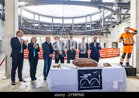 Richtfest am künftigen Fernbahnhof an Flughafen und Landesmesse. Der Rohbau des zentralen Zugangsgebäudes ist fertig. Beim Richtspruch von links carst Banque D'Images