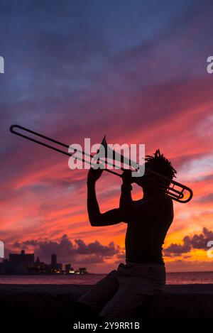 Homme jouant de la trompette dans les rues, le quartier de Malecón à la Havane, Cuba - photo stock Banque D'Images