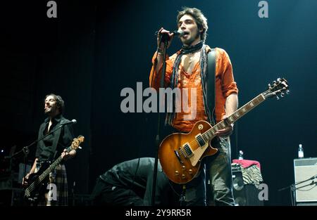 Milan Italie 25/03/2004 : Francesco Sarcina chanteur du groupe de rock italien le Vibrazioni, lors du concert live au Rolling Stone Banque D'Images