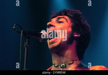 Milan Italie 25/03/2004 : Francesco Sarcina chanteur du groupe de rock italien le Vibrazioni, lors du concert live au Rolling Stone Banque D'Images