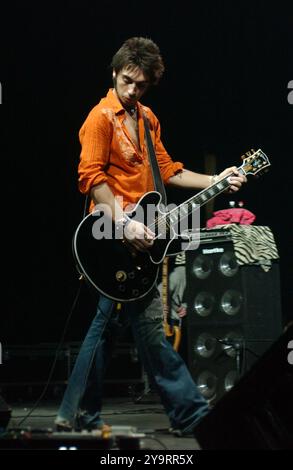 Milan Italie 25/03/2004 : Francesco Sarcina chanteur du groupe de rock italien le Vibrazioni, lors du concert live au Rolling Stone Banque D'Images