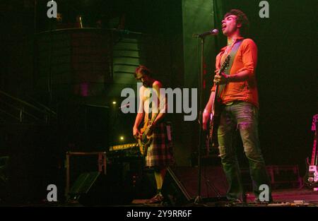 Milan Italie 25/03/2004 : Francesco Sarcina chanteur du groupe de rock italien le Vibrazioni, lors du concert live au Rolling Stone Banque D'Images