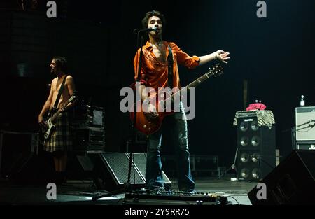 Milan Italie 25/03/2004 : Francesco Sarcina chanteur du groupe de rock italien le Vibrazioni, lors du concert live au Rolling Stone Banque D'Images