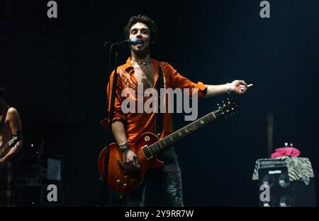 Milan Italie 25/03/2004 : Francesco Sarcina chanteur du groupe de rock italien le Vibrazioni, lors du concert live au Rolling Stone Banque D'Images