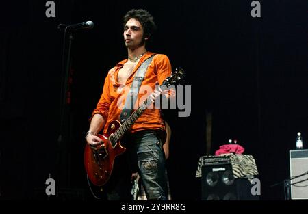 Milan Italie 25/03/2004 : Francesco Sarcina chanteur du groupe de rock italien le Vibrazioni, lors du concert live au Rolling Stone Banque D'Images