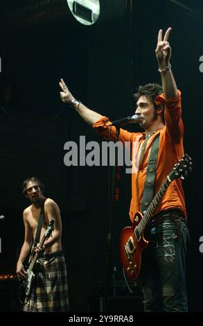 Milan Italie 25/03/2004 : Francesco Sarcina chanteur du groupe de rock italien le Vibrazioni, lors du concert live au Rolling Stone Banque D'Images