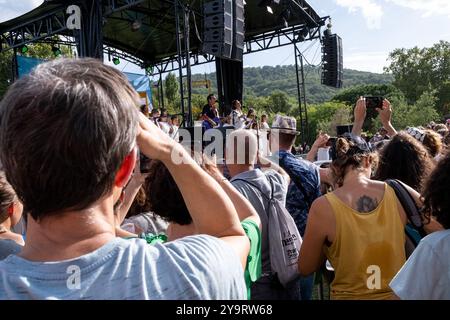 Spectateur qui prend des photos avec son smartphone lors d'un concert de l'auteure-compositrice et musicienne Anna Chedid, également connue sous son nom de scène Nach, Banque D'Images