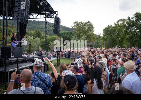 Spectateur qui prend des photos avec son smartphone lors d'un concert de l'auteure-compositrice et musicienne Anna Chedid, également connue sous son nom de scène Nach, Banque D'Images