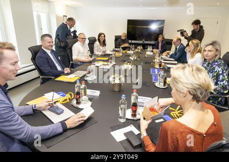 Bruxelles, Belgique. 11 octobre 2024. Cette photo a été prise lors de la première réunion du conseil des ministres du nouveau gouvernement flamand, à Bruxelles, le vendredi 11 octobre 2024. BELGA PHOTO NICOLAS MAETERLINCK crédit : Belga News Agency/Alamy Live News Banque D'Images