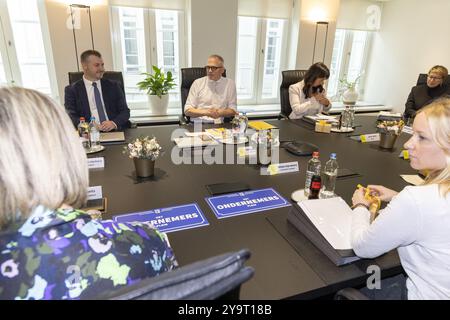 Bruxelles, Belgique. 11 octobre 2024. Cette photo a été prise lors de la première réunion du conseil des ministres du nouveau gouvernement flamand, à Bruxelles, le vendredi 11 octobre 2024. BELGA PHOTO NICOLAS MAETERLINCK crédit : Belga News Agency/Alamy Live News Banque D'Images