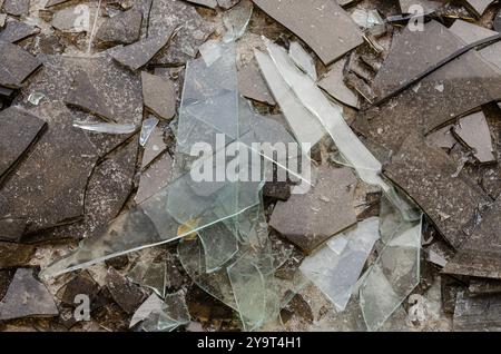 Gros plan de pile de verre brisée, adapté aux concepts industriels ou de sécurité Banque D'Images