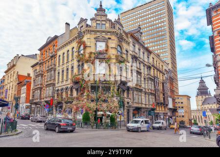 Bruxelles, Belgique - 07 juillet, 2016 fleurs enchevêtrées : Maison dans le centre de la capitale bulgare à Bruxelles. Banque D'Images