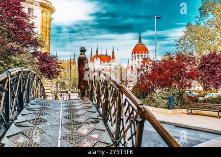 BUDAPEST, HONGRIE - le 04 mai 2016 : statue sur le pont de fer - Monument à Imre Nagy (Jour du Souvenir), sur l'arrière-scène-Parlement hongrois . Budapest. Plus Plus Banque D'Images