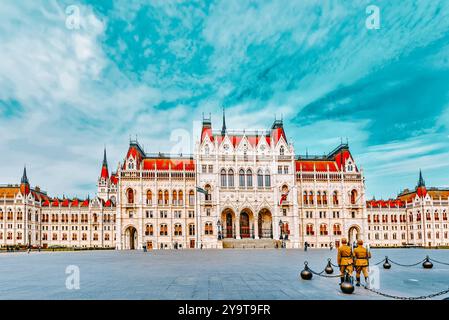 BUDAPEST, HONGRIE-Mai 04, 2016 : Des soldats près de l'entrée principale du Parlement hongrois. Vue panoramique. La Hongrie. Banque D'Images