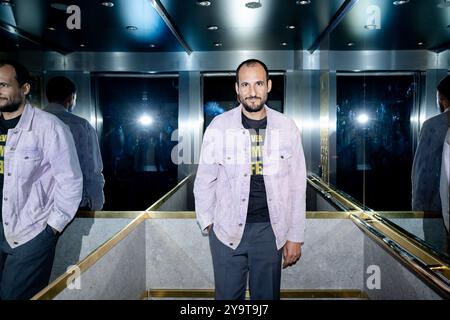 Le réalisateur suédo-iranien Ali Abbasi, photographié à Stockholm, en Suède, le 25 septembre 2024. Le film controversé d'Ali Abbasi 'The Apprentice' sur l'ascension de Donald Trump au sommet du secteur immobilier à New York dans les années 1970 et 1980 est présenté en première aux États-Unis en octobre. Photo : Ali Lorestani / DN / TT / Code : 3536 ** SVD OUT ** Banque D'Images