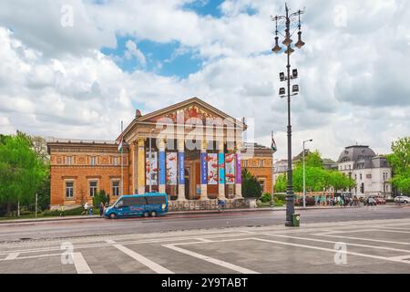 BUDAPEST, HONGRIE, - 02 mai, 2016:Hall d'Art, Budapest ( Palais de l'Art),musée d'art contemporain de Budapest, situé dans la Place des Héros. Banque D'Images