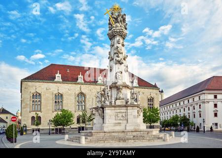 Près de colonne de la Sainte Trinité l'église Matthias de Budapest. L'un des temple principal en Hongrie. Banque D'Images