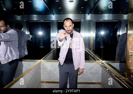 Le réalisateur suédo-iranien Ali Abbasi, photographié à Stockholm, en Suède, le 25 septembre 2024. Le film controversé d'Ali Abbasi 'The Apprentice' sur l'ascension de Donald Trump au sommet du secteur immobilier à New York dans les années 1970 et 1980 est présenté en première aux États-Unis en octobre. Photo : Ali Lorestani / DN / TT / Code : 3536 ** SVD OUT ** Banque D'Images