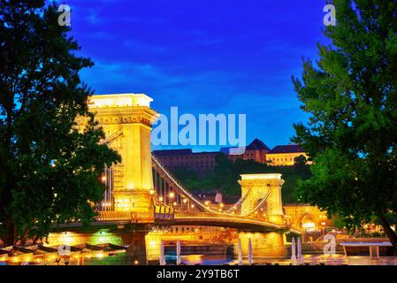 Pont à chaînes Széchenyi vue du côté de Pest à nuit. Budapest, Hongrie. Banque D'Images