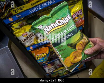 Un client choisit un paquet de puces NatuChips parmi une exposition de croustilles et de collations de la marque Frito-Lay de Tasty Pepsico à New York le jeudi 3 octobre 2024. Les NatuChips sont fabriqués à partir de plantains.(© Richard B. Levine) Banque D'Images