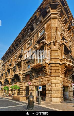 BUDAPEST, HONGRIE- 04 MAI 2016 : Statue de gras policier, sur Zrinyi Utca (rue) à Budapest. La Hongrie. Banque D'Images