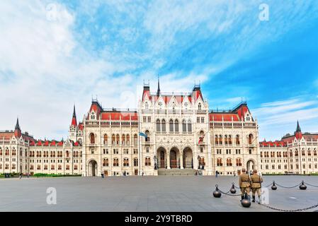 BUDAPEST, HONGRIE-Mai 04, 2016 : Des soldats près de l'entrée principale du Parlement hongrois. Vue panoramique. La Hongrie. Banque D'Images