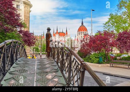 BUDAPEST, HONGRIE - le 04 mai 2016 : statue sur le pont de fer - Monument à Imre Nagy (Jour du Souvenir), sur l'arrière-scène-Parlement hongrois . Budapest. Plus Plus Banque D'Images