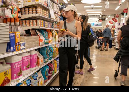 Des hordes de consommateurs enthousiastes affluent à l'ouverture officielle d'un nouveau magasin Target à Chelsea, à New York, le mardi 8 octobre 2024. Le nouveau magasin occupe 28 000 pieds carrés au premier étage et au sous-sol d'un immeuble locatif à usage mixte. .(© Richard B. Levine) Banque D'Images