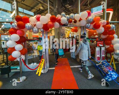 Des hordes de consommateurs enthousiastes affluent à l'ouverture officielle d'un nouveau magasin Target à Chelsea, à New York, le mardi 8 octobre 2024. Le nouveau magasin occupe 28 000 pieds carrés au premier étage et au sous-sol d'un immeuble locatif à usage mixte. .(© Richard B. Levine) Banque D'Images