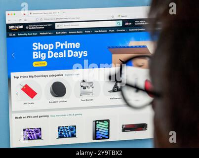 Le site Amazon fait la promotion de leur auto-proclamé «Prime Day» le mardi 8 octobre 2024 les acheteurs de Prime Shoppers lors de cet événement «vacances» de deux jours se voient offrir des offres en abondance sur une variété de produits vendus par Amazon. (© Richard B. Levine) Banque D'Images