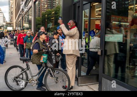 Des hordes de consommateurs enthousiastes affluent à l'ouverture officielle d'un nouveau magasin Target à Chelsea, à New York, le mardi 8 octobre 2024. Le nouveau magasin occupe 28 000 pieds carrés au premier étage et au sous-sol d'un immeuble locatif à usage mixte. .(© Richard B. Levine) Banque D'Images