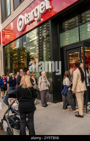 Des hordes de consommateurs enthousiastes affluent à l'ouverture officielle d'un nouveau magasin Target à Chelsea, à New York, le mardi 8 octobre 2024. Le nouveau magasin occupe 28 000 pieds carrés au premier étage et au sous-sol d'un immeuble locatif à usage mixte. .(© Richard B. Levine) Banque D'Images