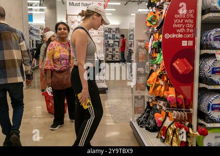 Des hordes de consommateurs enthousiastes affluent à l'ouverture officielle d'un nouveau magasin Target à Chelsea, à New York, le mardi 8 octobre 2024. Le nouveau magasin occupe 28 000 pieds carrés au premier étage et au sous-sol d'un immeuble locatif à usage mixte. .(© Richard B. Levine) Banque D'Images