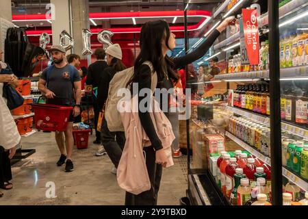 Des hordes de consommateurs enthousiastes affluent à l'ouverture officielle d'un nouveau magasin Target à Chelsea, à New York, le mardi 8 octobre 2024. Le nouveau magasin occupe 28 000 pieds carrés au premier étage et au sous-sol d'un immeuble locatif à usage mixte. .(© Richard B. Levine) Banque D'Images