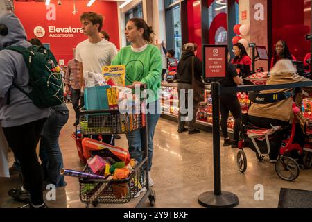 Des hordes de consommateurs enthousiastes affluent à l'ouverture officielle d'un nouveau magasin Target à Chelsea, à New York, le mardi 8 octobre 2024. Le nouveau magasin occupe 28 000 pieds carrés au premier étage et au sous-sol d'un immeuble locatif à usage mixte. .(© Richard B. Levine) Banque D'Images