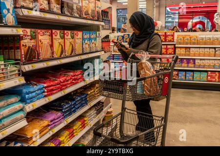 Des hordes de consommateurs enthousiastes affluent à l'ouverture officielle d'un nouveau magasin Target à Chelsea, à New York, le mardi 8 octobre 2024. Le nouveau magasin occupe 28 000 pieds carrés au premier étage et au sous-sol d'un immeuble locatif à usage mixte. .(© Richard B. Levine) Banque D'Images