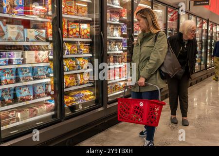 Des hordes de consommateurs enthousiastes affluent à l'ouverture officielle d'un nouveau magasin Target à Chelsea, à New York, le mardi 8 octobre 2024. Le nouveau magasin occupe 28 000 pieds carrés au premier étage et au sous-sol d'un immeuble locatif à usage mixte. .(© Richard B. Levine) Banque D'Images