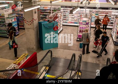 Des hordes de consommateurs enthousiastes affluent à l'ouverture officielle d'un nouveau magasin Target à Chelsea, à New York, le mardi 8 octobre 2024. Le nouveau magasin occupe 28 000 pieds carrés au premier étage et au sous-sol d'un immeuble locatif à usage mixte. .(© Richard B. Levine) Banque D'Images