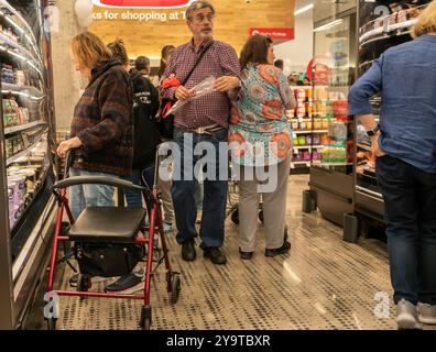 Des hordes de consommateurs enthousiastes affluent à l'ouverture officielle d'un nouveau magasin Target à Chelsea, à New York, le mardi 8 octobre 2024. Le nouveau magasin occupe 28 000 pieds carrés au premier étage et au sous-sol d'un immeuble locatif à usage mixte. .(© Richard B. Levine) Banque D'Images