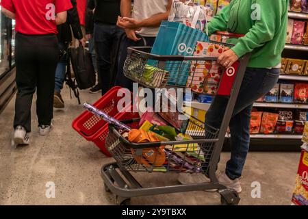 Des hordes de consommateurs enthousiastes affluent à l'ouverture officielle d'un nouveau magasin Target à Chelsea, à New York, le mardi 8 octobre 2024. Le nouveau magasin occupe 28 000 pieds carrés au premier étage et au sous-sol d'un immeuble locatif à usage mixte. .(© Richard B. Levine) Banque D'Images