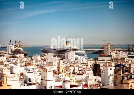 Bateau de croisière dans le port de Cadix Banque D'Images