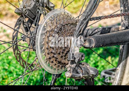 Partie de vélo sur l'herbe verte. Roue, rayons, chaîne. Concept de transport respectueux de l'environnement Banque D'Images