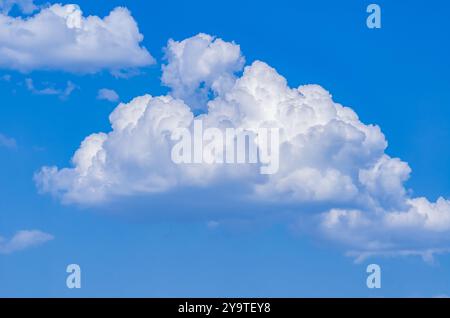 Corps de cumulus nuages blancs s'élevant contre un ciel bleu clair. Fond d'été insouciant. Relaxation Banque D'Images