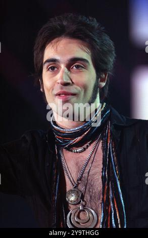 Milan Italie 29/05/2004 : Francesco Sarcina chanteur du groupe de rock italien le Vibrazioni, lors de l'émission de télévision « Festivalbar 2004 » Banque D'Images