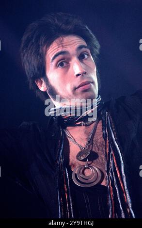 Milan Italie 29/05/2004 : Francesco Sarcina chanteur du groupe de rock italien le Vibrazioni, lors de l'émission de télévision « Festivalbar 2004 » Banque D'Images