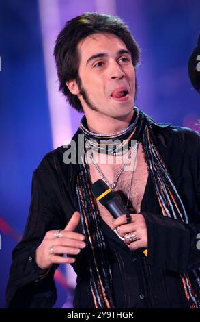 Milan Italie 29/05/2004 : Francesco Sarcina chanteur du groupe de rock italien le Vibrazioni, lors de l'émission de télévision « Festivalbar 2004 » Banque D'Images