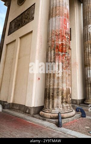 Nach Farbattacke der Letzten Generation Kosten für Reinigung des Brandenburger Tores betragen 115,000 Euro. Spuren der Farbattacke auf das Brandenburger Tor, Wochen nach dem Farbanschlag wurde ein passendes Reinigungsmittel gefunden. Die Staatsanwaltschaft ermittelt gegen die Beteiligten. Die Reinigung des Brandenburger tors nach der Farbattacke der Letzten Generation soll voraussichtlich 115,000 Euro kosten. DAS teilte die BIM Berliner Immobilienmanagement GmbH mit. DAS Unternehmen verwaltet das Wahrzeichen à Berlin. *** Après l'attaque de peinture de dernière génération le coût de nettoyage du Branden Banque D'Images